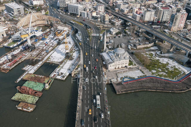 Turchia, Istanbul, Veduta aerea del traffico sul ponte Ataturk e sulla città — Foto stock
