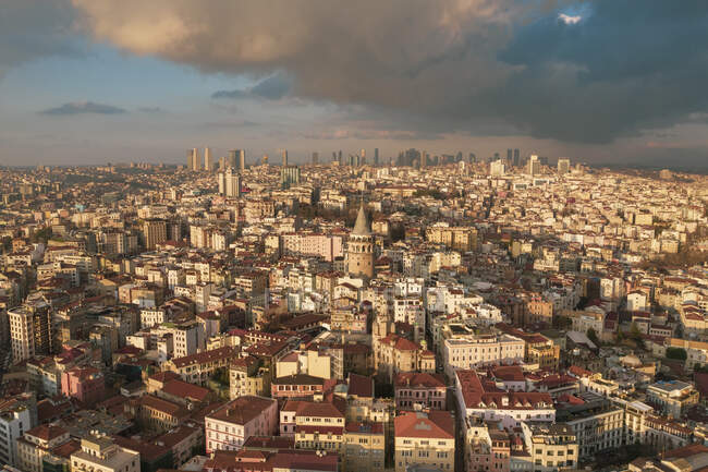 Туреччина, Стамбул, Повітряний вид на район Бейоглу і вежу Галата на заході сонця — стокове фото