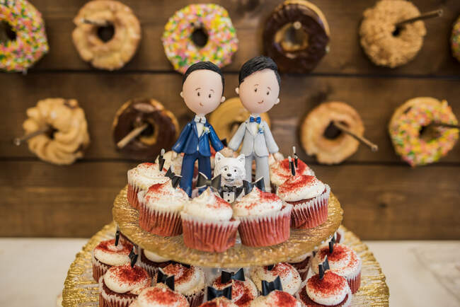 Wedding cupcake stand with two grooms — Stock Photo