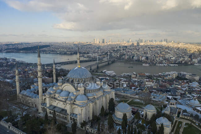Turchia, Istanbul, Veduta aerea della moschea Suleymaniye con Corno d'Oro e Beyoglu — Foto stock