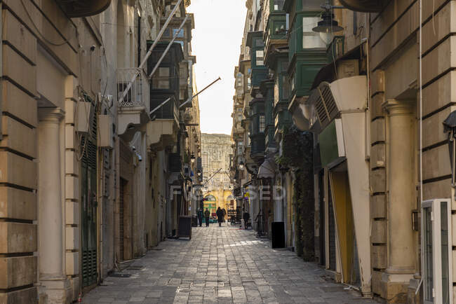 Мальта, Південно-Східний регіон, Валлетта, вулиця в старому місті. — стокове фото