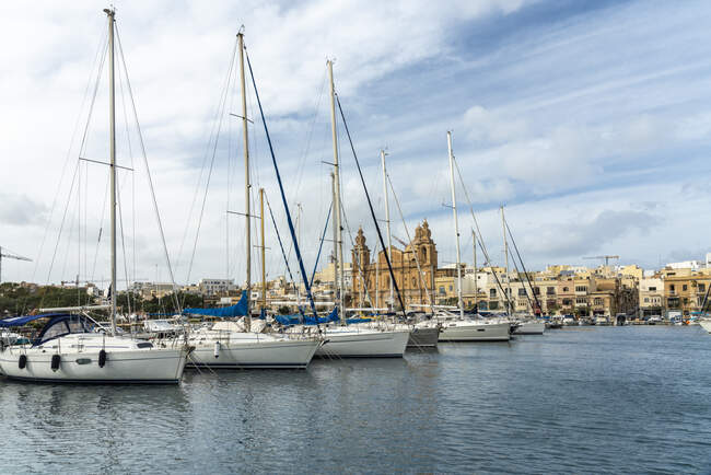 Мальта, Південно-Східний регіон, Валлетта, яхти в марині та старому місті. — стокове фото