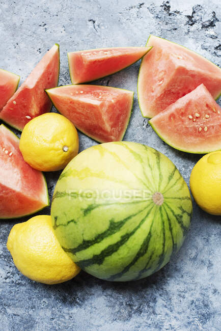 Blick von oben auf Wassermelone und Zitronen — Stockfoto
