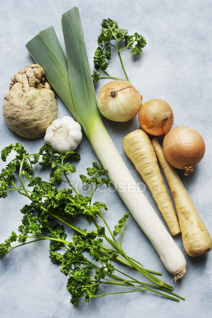 Overhead view of arrangement of vegetables — Stock Photo