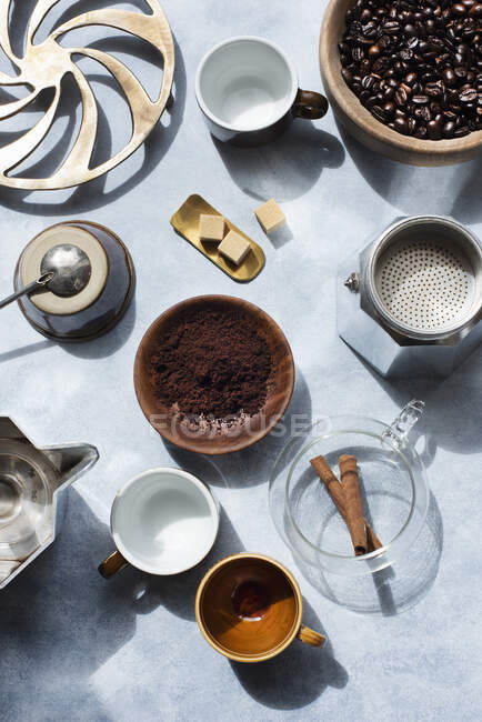 Vue aérienne de la nature morte avec grains de café et accessoires — Photo de stock
