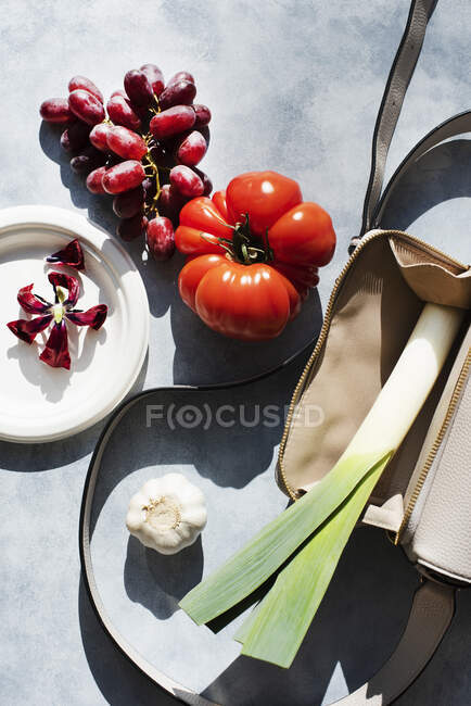 Вид сверху на овощи, виноград и цветы — стоковое фото