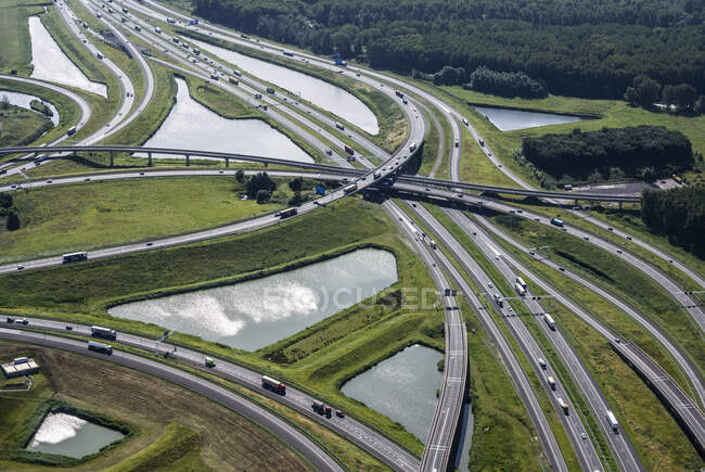 Нидерланды, Zuid-Holland, Hoogvfest, Вид с воздуха на развязку шоссе — стоковое фото