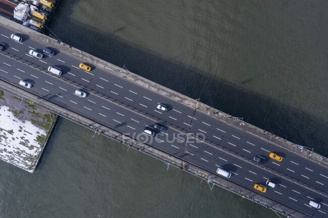 Турция, Стамбул, Вид сверху на автомобили, пересекающие Ататюркский мост — стоковое фото