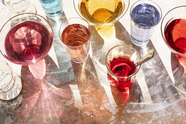 Blickwinkel auf verschiedene bunte Getränke in Gläsern — Stockfoto
