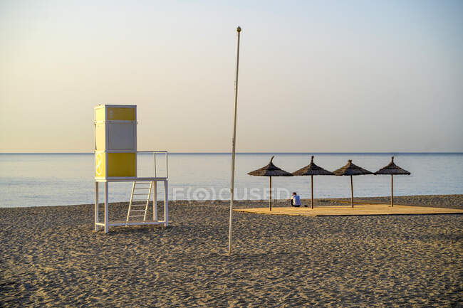 España, Málaga, Fuengirola, Playa vacía y cabaña de salvavidas - foto de stock