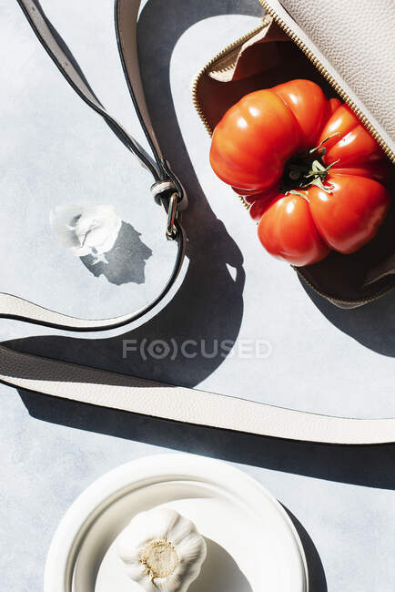 Overhead view of tomato and garlic — Stock Photo