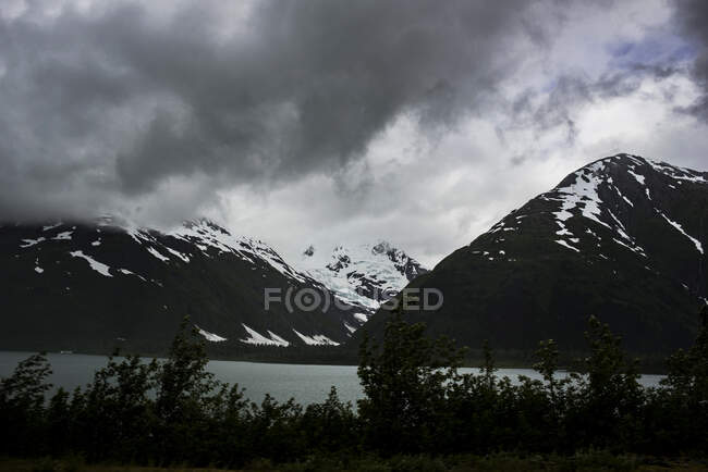USA, Alaska, Nuvole di tempesta sopra lago e montagne — Foto stock
