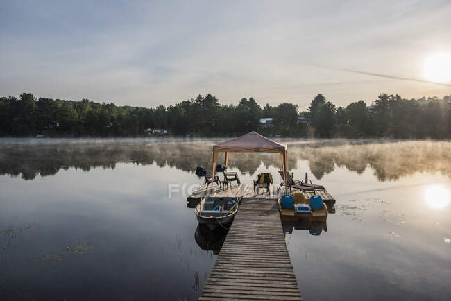 Canada, Ontario, Chaises longues sur jetée au coucher du soleil — Photo de stock