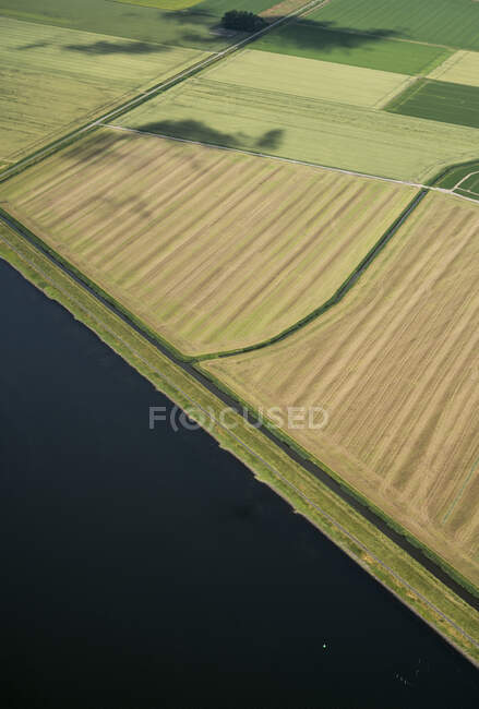 Нидерланды, Zuid-Holland, Kats, Вид с воздуха на сельский ландшафт и море — стоковое фото