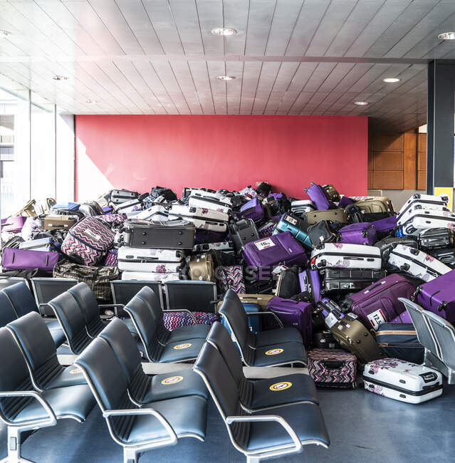 Куча багажа в аэропорту — стоковое фото