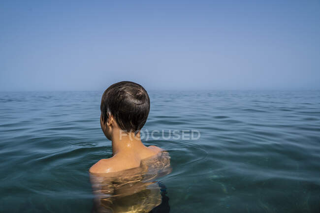 Adolescent garçon dans la mer — Photo de stock