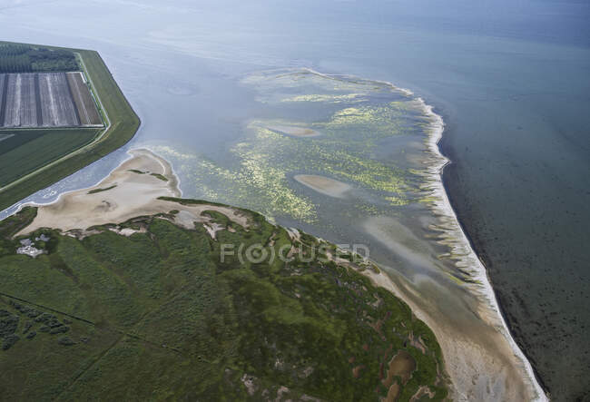Países Bajos, Zuid-Holland, Herkingen, Vista aérea del pólder y el mar - foto de stock