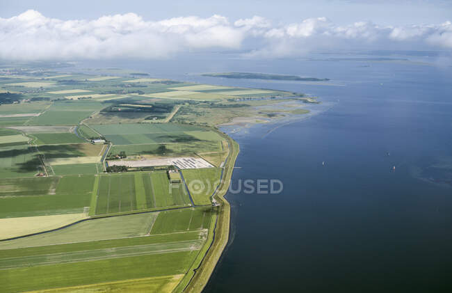 Нидерланды, Zuid-Holland, Middelharnis, Вид с воздуха на сельский ландшафт и море — стоковое фото
