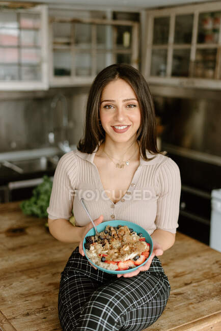 Lächelnde junge Frau mit Müslischale — Stockfoto