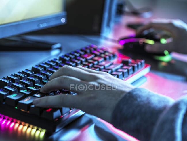 Подросток (16-17 лет) с помощью клавиатуры и мыши — стоковое фото