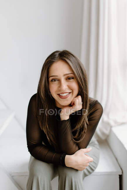 Retrato de uma jovem sorridente sentada nas escadas — Fotografia de Stock