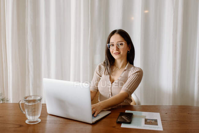 Портрет молодої бізнес-леді, що працює на ноутбуці — стокове фото