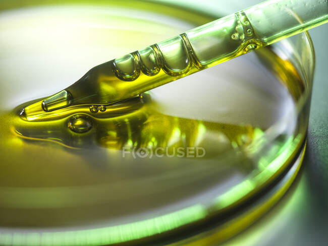 Pipette mit ätherischem Öl — Stockfoto