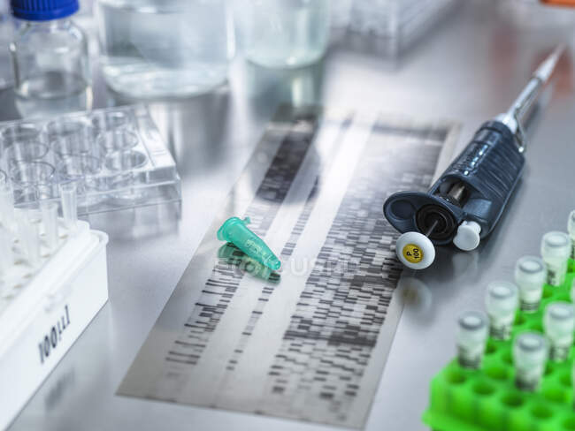 Amostra de gel de DNA em laboratório — Fotografia de Stock
