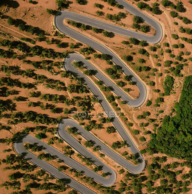 Испания, Майорка, Вид с воздуха на извилистую горную дорогу — стоковое фото