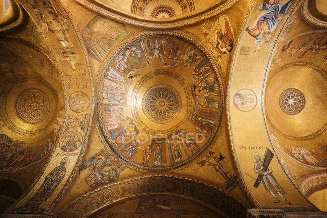 Italia, Venezia, Veduta ad angolo basso dei mosaici nella Cattedrale di San Marco — Foto stock