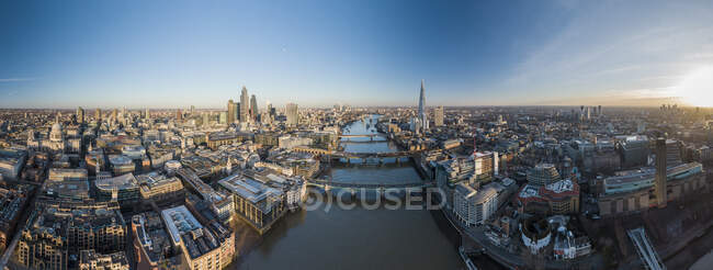 Великобритания, Лондон, Воздушный вид на реку Тамс и город на закате — стоковое фото