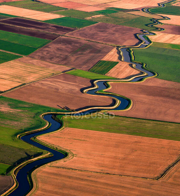 Reino Unido, Lytham St. Annes, Vista aérea del río serpenteando a través de los campos - foto de stock