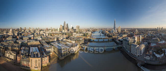 Reino Unido, Londres, Vista aérea del centro y el río Támesis al atardecer - foto de stock