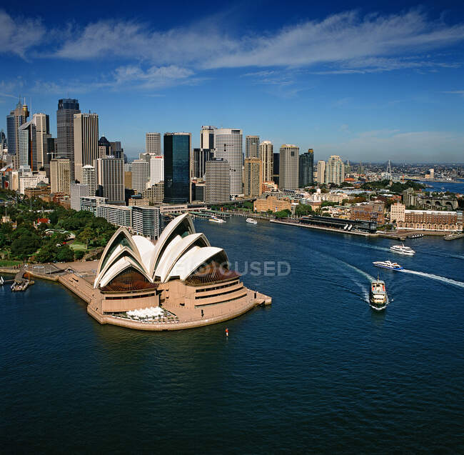 Австралия, Сидней, Вид с воздуха Сиднейский оперный театр и небоскребы — стоковое фото