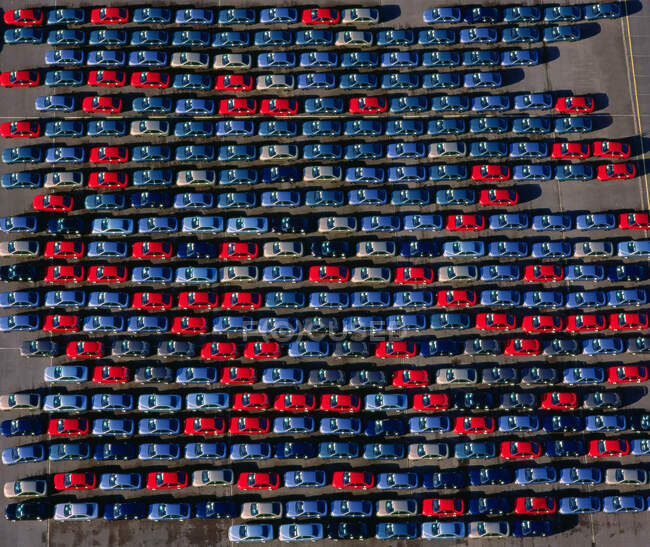 Великобритания, Avon, Bristol Docks, Вид сверху рядов красных и синих автомобилей — стоковое фото