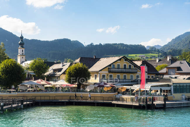 Austria, St. Gilgen, Town buildings and Wolfgangsee — Stock Photo