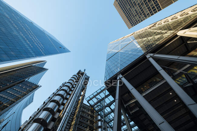 Großbritannien, London, Lloyds Building und andere Wolkenkratzer von unten gesehen — Stockfoto