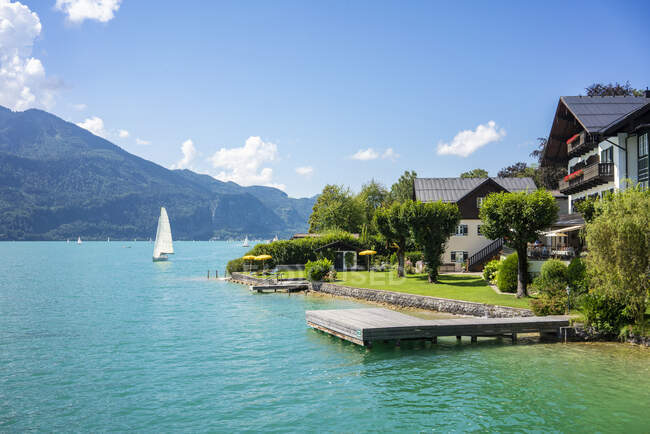 Austria, Houses at Wolfgangsee in summer — Stock Photo