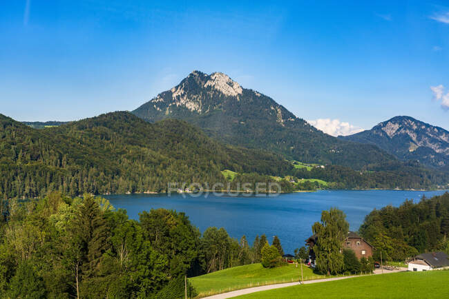 Austria, Fuschl am See, Fuschlsee rodeado de montañas - foto de stock