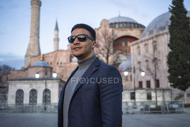 Turquia, Istambul, Retrato de homem em frente a Santa Sofia — Fotografia de Stock
