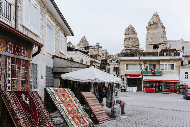 Turquia, Capadócia, Goreme, Tapetes artesanais para venda na aldeia — Fotografia de Stock