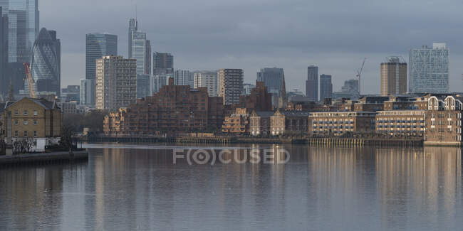 Велика Британія, Лондон, будівлі Limehouse, які можна побачити через річку Темза. — стокове фото