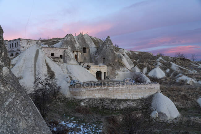 Turquia, Capadócia, Goreme, Cave habitações em chaminés de fadas ao entardecer — Fotografia de Stock