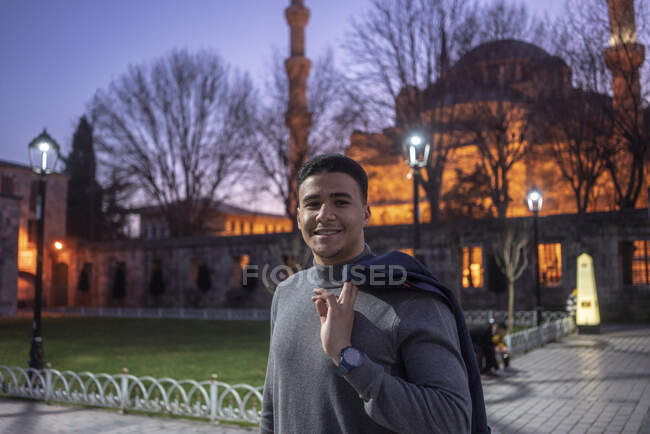Турция, Стамбул, Портрет улыбающегося мужчины перед мечетью Султана Ахмета — стоковое фото