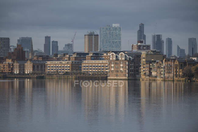 Reino Unido, Londres, Limehousebuildings visto a través del río Támesis - foto de stock