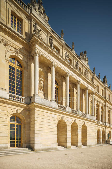 Francia, París, fachada del Palacio de Versalles - foto de stock