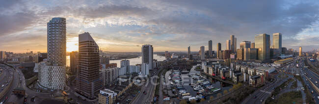 Reino Unido, Londres, Vista aérea de Canary Wharf al amanecer - foto de stock