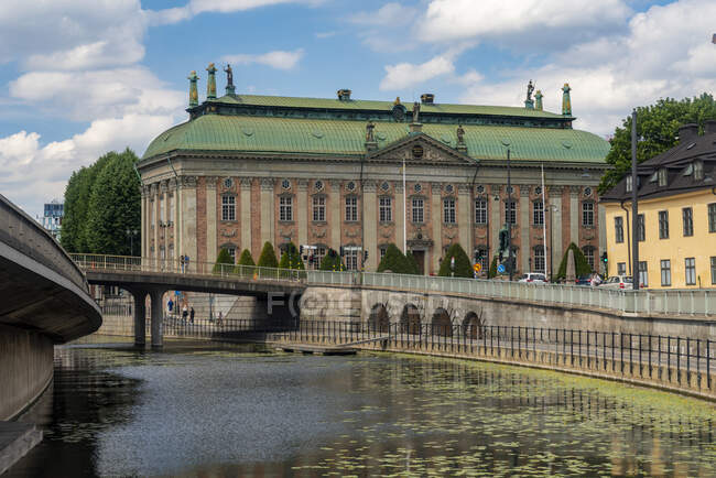 Швеція, Стокгольм, Ґамла Стен, Будинок благородства з каналом на передньому плані. — стокове фото