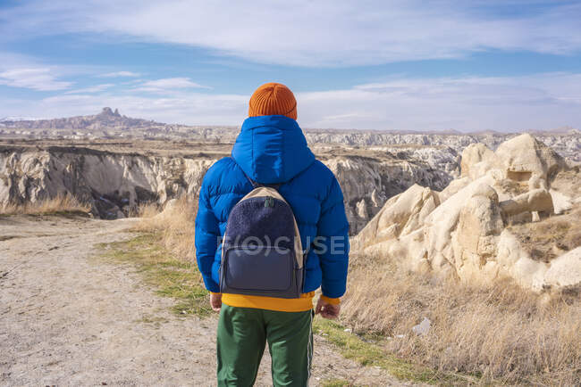 Turchia, Cappadocia, Goreme, Veduta posteriore del turista nel paesaggio roccioso — Foto stock