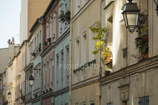 Francia, París, fachadas de casas adosadas antiguas en Rue Cramieux - foto de stock